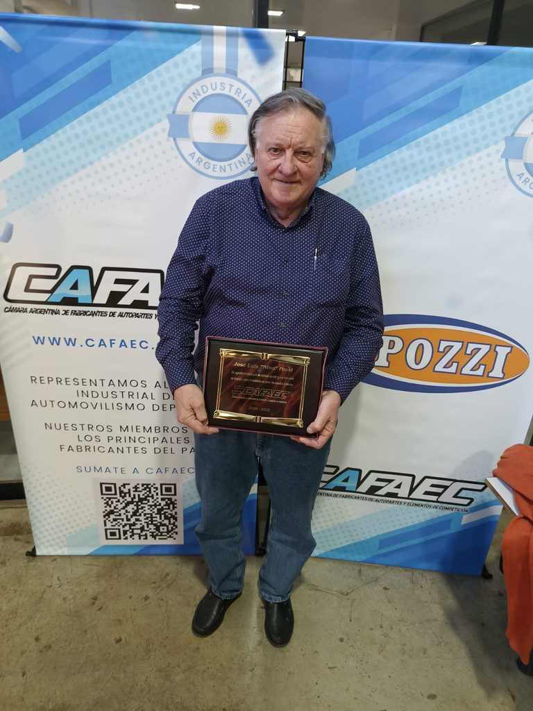Nino Pozzi con su placa de reconocimiento
